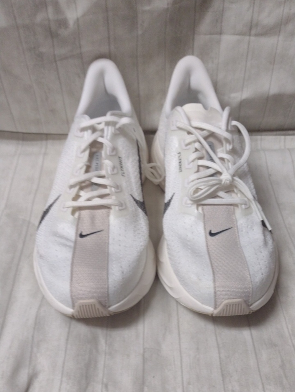 Nike Men's White Pegasus Plus Sneakers (J1194)